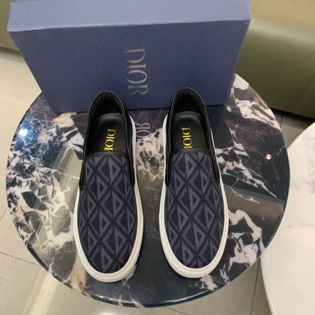 Men's men's shoes 💰360, Dior series casual shoes 👟🔥🕷🕷【Dior】Dior New casual men's shoes are launched in Hong Kong counters. Official website 1:1 production. Original Italian materials. Designed by European and American masters. Perfect shape to create counter quality, solid color rubber wear-resistant outsole and classic dazzling head! Super versatile and very comfortable. High-end without losing taste, fashionable and novel! ! Absolute focus! Code number: 38-45
